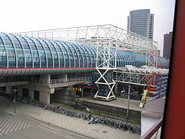 Station Amsterdam Sloterdijk, ontworpen door Peter Kilsdonk, met de stalen draagconstructie in het zicht gelaten