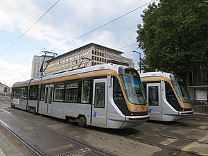 Zwei T2000 an der Station Poelaert