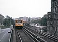 Vom U-Bahnhof Schlesisches Tor einfahrender Zug der Baureihe A3 (1986)