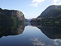 Spiegelungen der Berge im Haukalivatnet im Morgenlicht. Der Haukalivatnet befindet sich südlich des Lysefjords etwa 2 km hinter dem Landa-Museum.