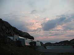 Die neugebaute Felsenhalle nahe dem Leuchtturm (Foto 2006)