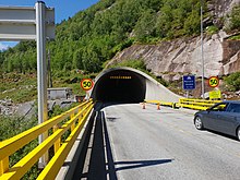 Foto eines in einen Berg führenden Straßentunnels