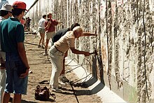 polgárok vésővel bontják a Berlini falat