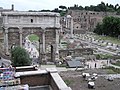 Roma Forumu'nun Septimius Severus Kemeri'ni içine alan bölümü (solda). Palatine Tepesi (sağda)