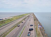 Abschlussdeich – Blickrichtung Nordost: links Wattenmeer, rechts IJsselmeer (2016)