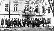 Hrodna'daki Mahkeme binasının önünde Belaruslu atlı birlikler (1919)