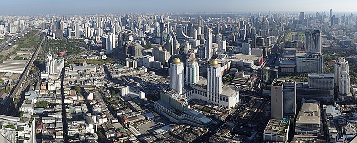 Başkent Bangkok aynı zamanda ülkenin en büyük şehri ve ekonomik ve finansal merkezidir