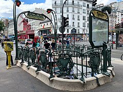 Station der Métro Blanche, direkt am Platz