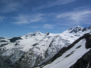 Feegletscher von Norden. Von links Allalinhorn, rechts dahinter Rimpfischhorn, ganz rechts Alphubel