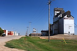 Elevators and businesses along Railway Ave. Fox Valley.