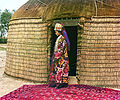Türkmen bir kadının Türkistan'da yurt şeklindeki evi önünde.