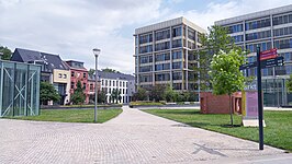 De Houtmarkt, met rechts het woonzorgcentrum Sint-Vincentius