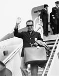 Cantinflas disembarking from an aircraft at Madrid's Barajas Airport in 1964