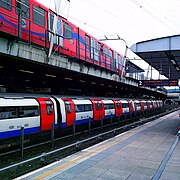 DLR en Jubilee Line gestapeld, gezien vanaf het oostelijke eilandperron.