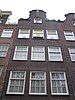 Huis, vanwege de zandstenen onderdelen van de gevelhals