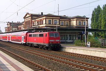 Blick vom sanierten Gleis 3 auf den Regionalexpress nach Aachen