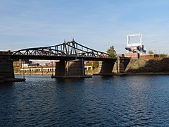 Drehbrücke im Hafenbecken