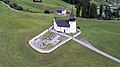 Luftaufnahme der Kirche mit Friedhof