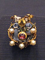 Burgundian brooch with figures in ronde bosse enamel, 1430–40, also inherited by the Habsburgs[56]