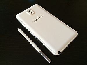 Rückseite des weißen Galaxy Note 3 mit „S-Pen“-Eingabestift
