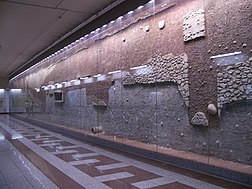 Στρωματογραφία αρχαίου τοίχου, με τον σωλήνα στο κέντρο να ανήκει στο Πεισιστράτειο υδραγωγείο.