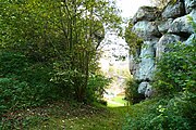 Bild 2, der Aufgang zur Burg durch eine Schlucht (September 2009)