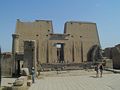 Eerste pyloon in tempel van Horus (Edfu)