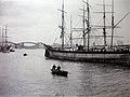 Zwischen Kirchenpauerkai und Segelschiffhafen, im Hintergrund die Elbbrücken, um 1900 (Johann Hamann)