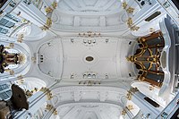 Gewölbe des Mittelschiffs mit Ober­gaden, rechts Orgel, links Altar;