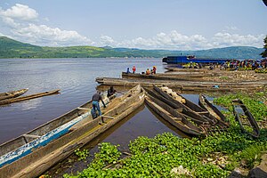 Pirogen am Kongo in der Gemeinde Maluku in Kinshasa