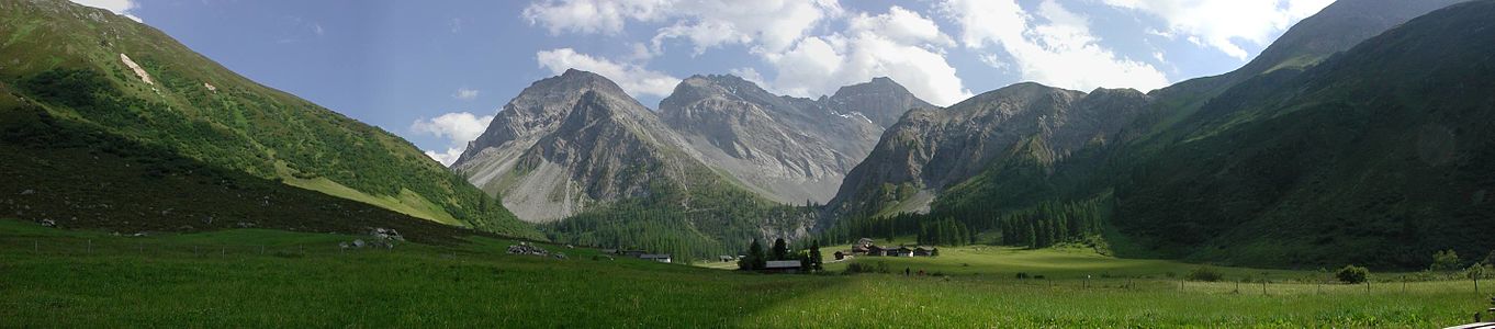 Das Panorama am Ende des Sertigtales. In der Mitte ist das Bergmassiv mit (v.l.n.r) Mittaghorn, Plattenfluh und Hoch Ducan.