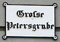 Groſse Petersgrube – Lübecker Straßenschild aus der 2. Hälfte des 19. Jahrhunderts in gebrochener Schrift: ſs als Ersatz für ß