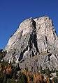 Ein Steviaturm am Eingang des Langentals mit der Burgruine Wolkenstein