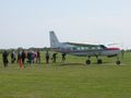 Parachutisten bij een 208 op Texel