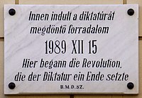 Az 1989-es forradalom kétnyelvű emléktáblája Temesváron