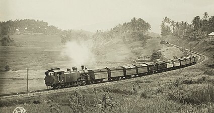Kohlezug mit talseitig eingereihter Zahnrad-Dampflokomotive D18 auf der Zahnstangenstrecke bei Batutabal um etwa 1910