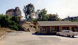 Bates Motel, met op de heuvel de woonst van Norman Bates