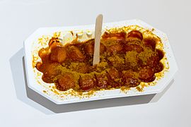 Món Currywurst ăn liền được bán tại kệ hàng siêu thị