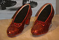 Dorothy karakterinin yakut ayakkabıları, oyuncu Judy Garland bu pullu ayakkabıları filmdeki Dorothy karakterini oynarken giymişti.