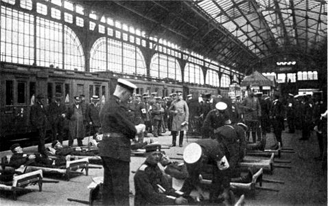 Die markierten Verwundeten auf dem Lübecker Bahnhofsperron[4]