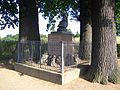 Ein Raupenhelm krönt das Moreau-Denkmal in Dresden