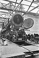 Een door oorlogshandelingen vernielde stoomlocomotief in de werkplaats (1945)