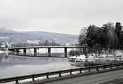 Nedre Eiker bru forbinder Krokstadelva og Mjøndalen over Drammenselva, sett fra kirkegården til Nedre Eiker kirke.