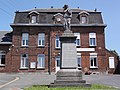 Gefallenendenkmal vor der Mediathek