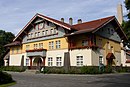 Sommerfeld, Waldhausstraße, Ehemalige Lungenheilstätte Waldhaus Charlottenburg (Hellmuth-Ulrici-Klinik), bestehend aus Pförtnerhaus mit Haupttor und Einfriedung, Direktorenwohnhaus mit Garage und Einfriedung, Beamtenhäusern, Frauenpavillon, Neuem Frauenpavillon mit Einfriedung, Liegehallen, Männerpavillon, Badehaus mit Inhalierraum und Verbindungsgängen, Verwaltungsgebäude, Kochküche, Waschhaus, Maschinenhaus und Kesselhaus, Kapelle mit Leichen- und Obduktionshaus, Pferdestall, Wasserturm, Kinderstation, Pavillon, Neuer Männerpavillon mit Verbindungsgängen, Operationshaus, Ärztewohnhaus, Schwesternwohnhaus, Friedhof, Kulturhaus und gärtnerisch gestalteten Anlagen