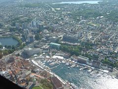 Flugfoto vom Stadtzentrum von Stavanger, das um eine Bucht angesiedelt ist