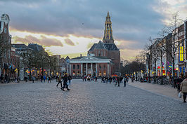 Vismarkt in westelijke richting (Korenbeurs en Der Aa-kerk op achtergrond))