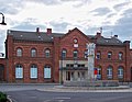 Bahnhof mit Empfangsgebäude (sowie ehemals Güterschuppen auf der anderen Seite der Gleise mit Rampe und Granitpflaster, Signalanlagen (noch mit Seilzug), zwei Wasserkräne, zwei Stellwerke und ein Ringlokschuppen mit zugehörigen Gleisanlagen, vorgelagerter Drehscheibe, Resten einer Bekohlungsanlage, eines Wasserkrans sowie einer Entschlackungsanlage)