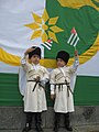 Παιδιά κρατούν μικρές Αμπχαζικές σημαίες