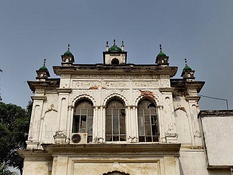 Pjesa e sipërme e portikut